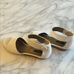 NWT Array Havana Womens White Wedge Sandals 8N Ankle Strap Snakeskin Textured